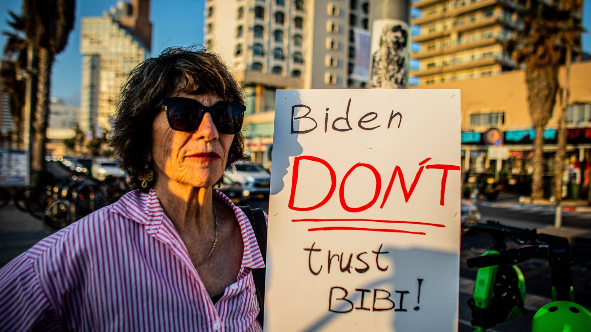 Friedensaktivistin bei einer Demo in Tel Aviv, Israel: bislang kein Waffenstillstand.