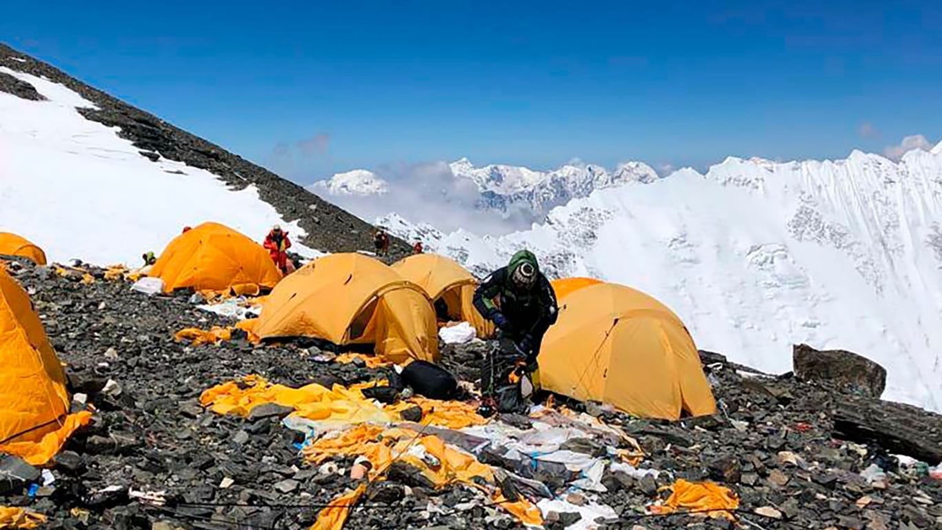Bergsteiger-Lager am Mount Everest (Archivbild): Immer mehr Bergsteiger wollen auf den Berg.