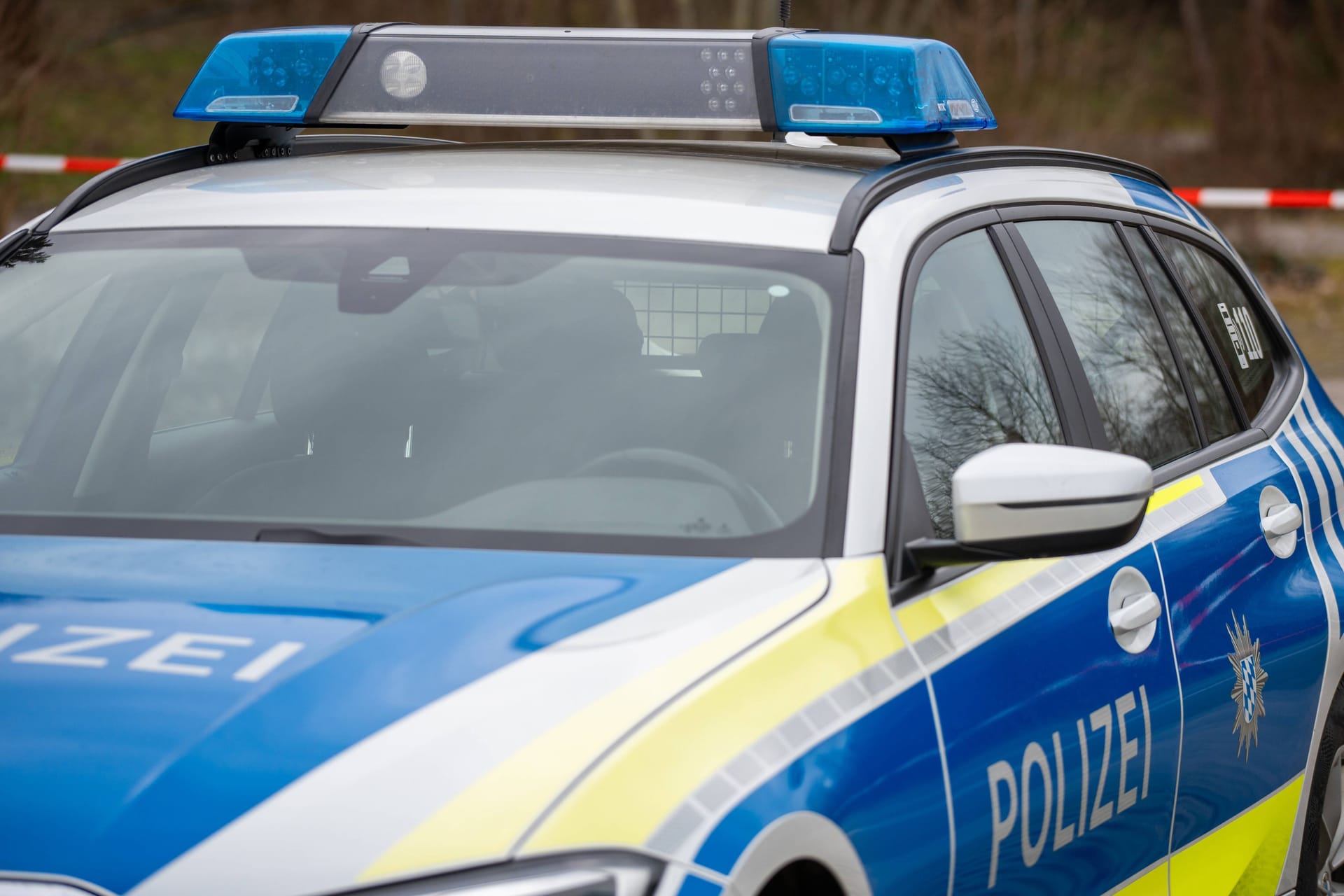 Ein bayerisches Polizeiauto (Symbolbild): In Bayern hat eine Frau ihre Tochter mit einem Messer attackiert.