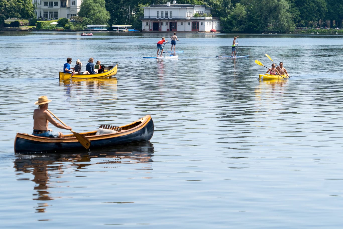 Menschen paddeln in Kayaks auf der Alster (Archivbild): Für alle, die Müll sammeln, macht Hamburg das kostenlos möglich.
