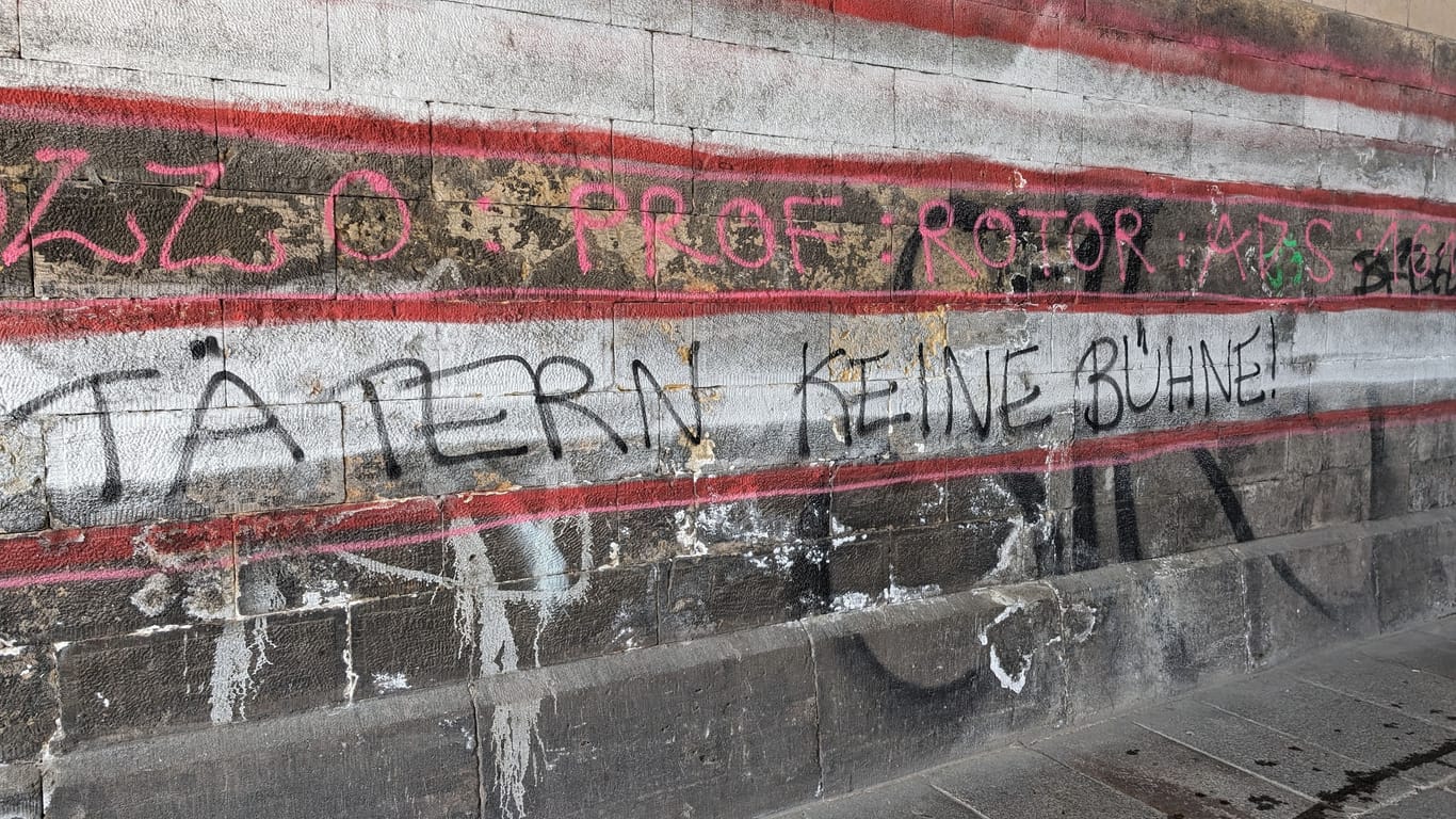 "Tätern keine Bühne" steht auf einem Graffiti auf dem Weg zur Festwiese Rinne.