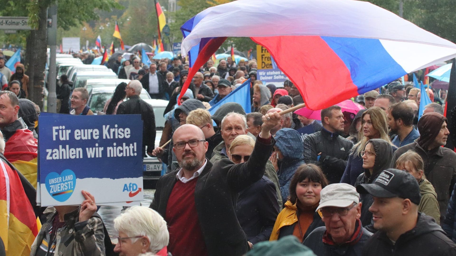 AfD und Russland: Hier hält die Fahne Hans-Thomas Tillschneider hoch, Landes-Vize in Sachsen-Anhalt.