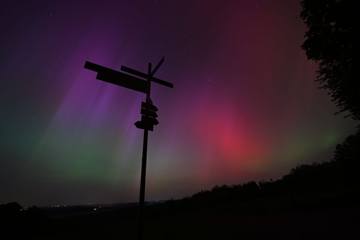 Polarlicht am Himmel über Nordrhein-Westfalen: In vielen Teilen Deutschlands war das Naturschauspiel in der Nacht auf Samstag zu sehen.