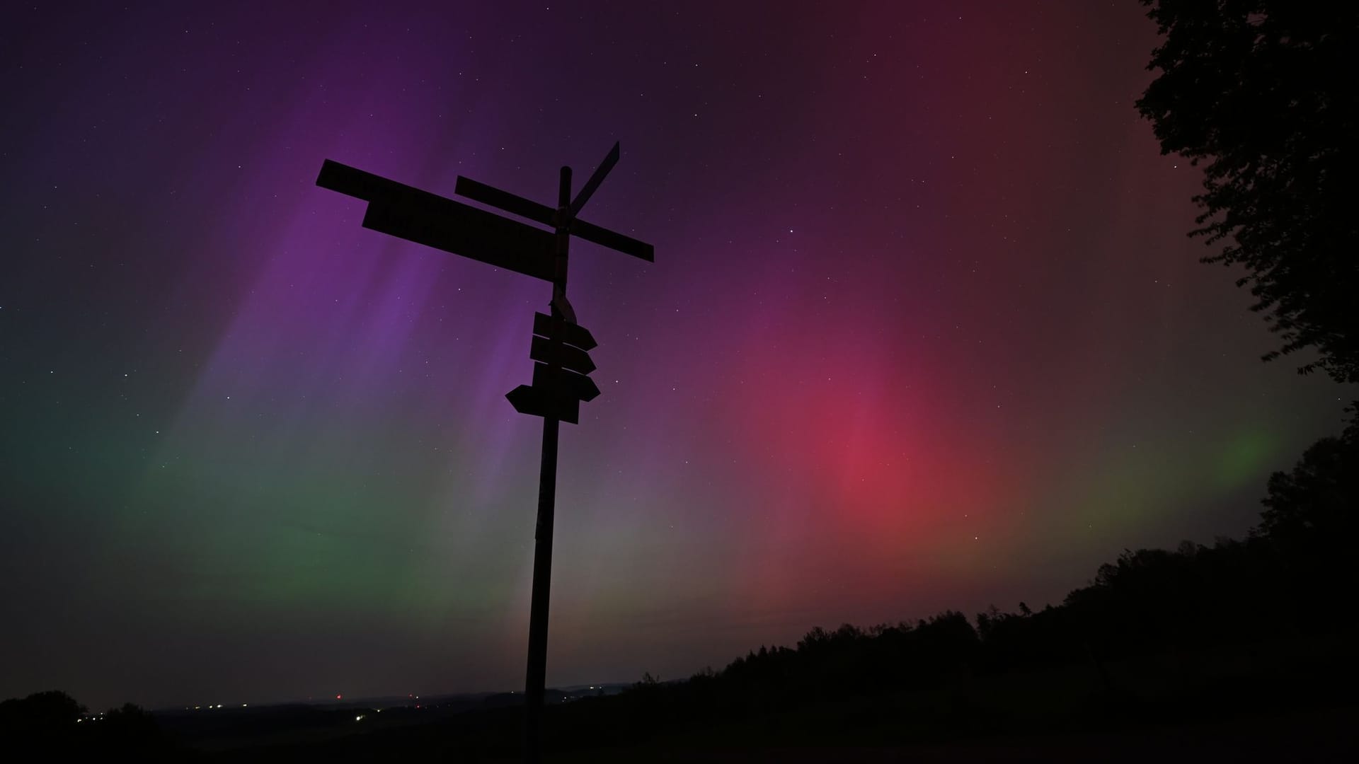 Polarlicht am Himmel über Nordrhein-Westfalen: In vielen Teilen Deutschlands war das Naturschauspiel in der Nacht auf Samstag zu sehen.