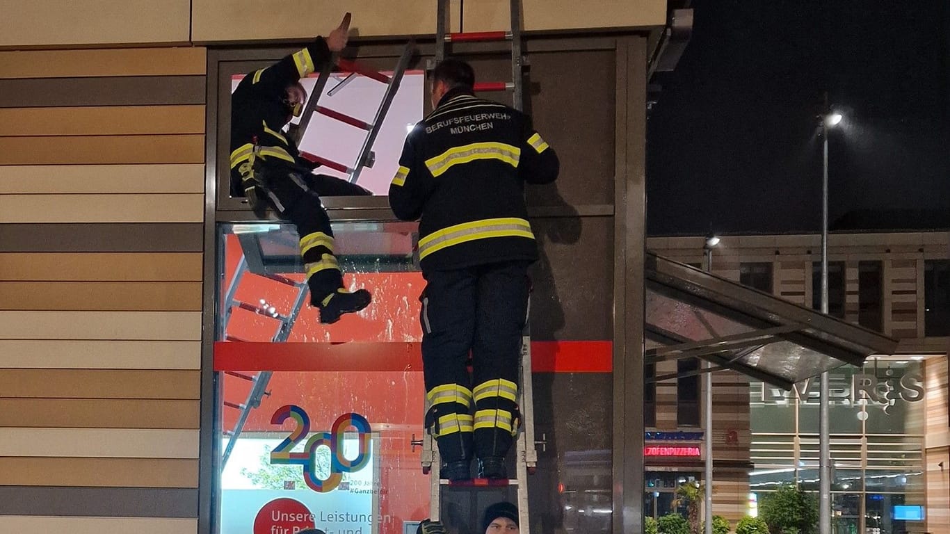 Bewaffnet mit zwei Steckleitern verschaffen sich die Feuerwehrleute Zutritt zur Bank: Raus ging es dann wieder auf normalem Weg.