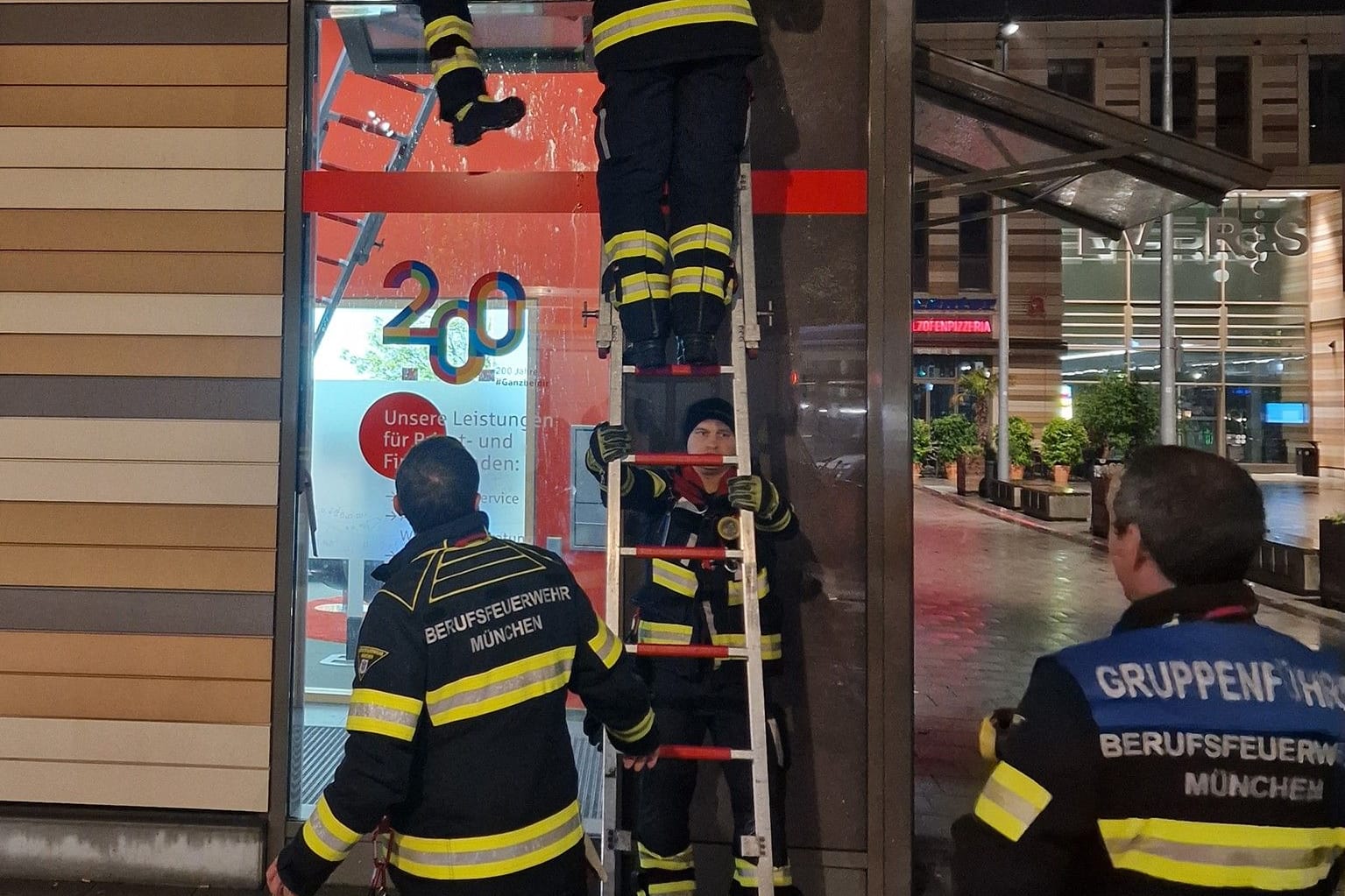 Bewaffnet mit zwei Steckleitern verschaffen sich die Feuerwehrleute Zutritt zur Bank: Raus ging es dann wieder auf normalem Weg.