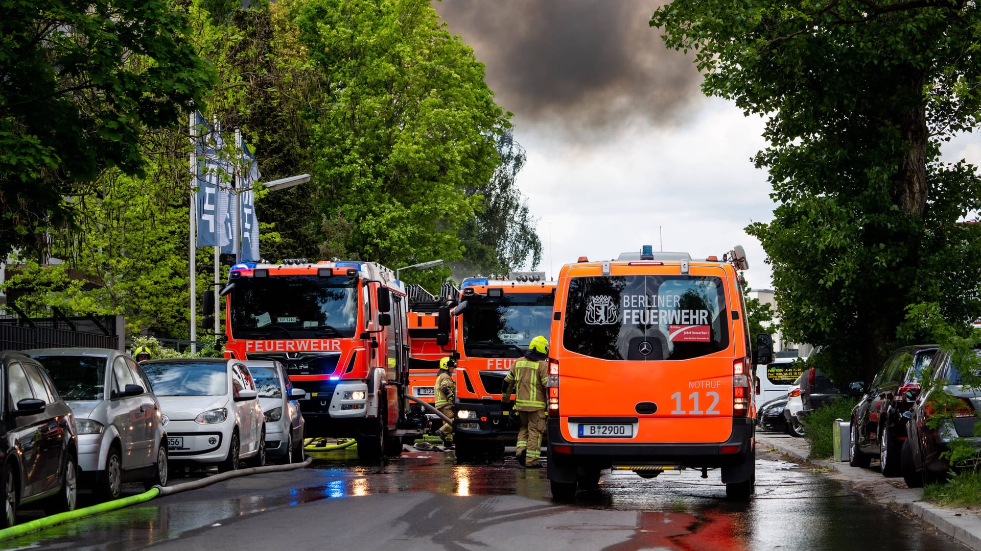 Großbrand in Berlin-Lichterfelde (Archivbild): Das Feuer scheint immer noch nicht gelöscht.