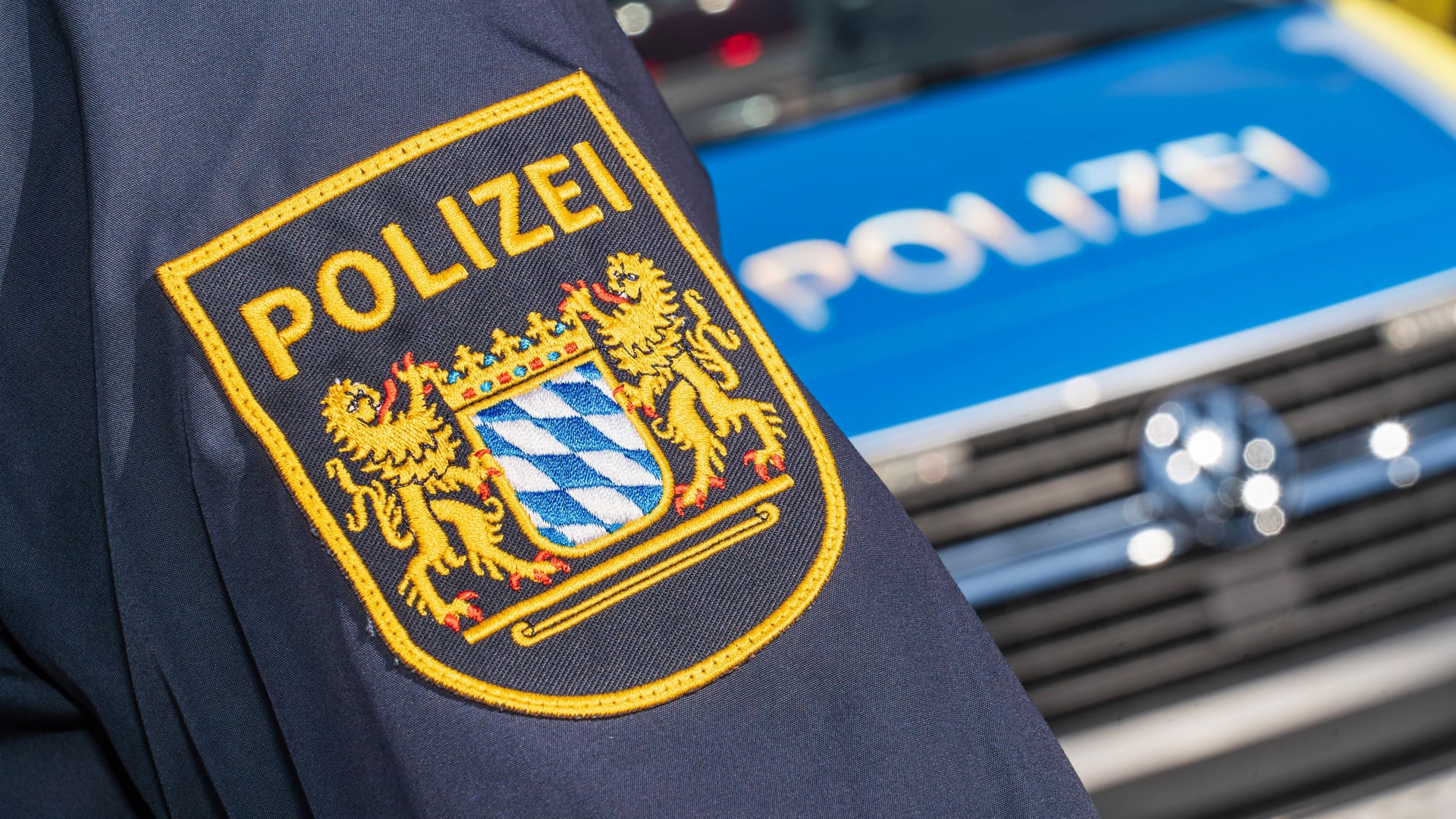 Ein Polizist steht vor einem Streifenwagen (Symbolbild): Der Senior kehrte selbstständig zurück nach Hause. Ein Polizist steht vor einem Streifenwagen (Symbolbild): Der Senior kehrte selbstständig zurück nach Hause.