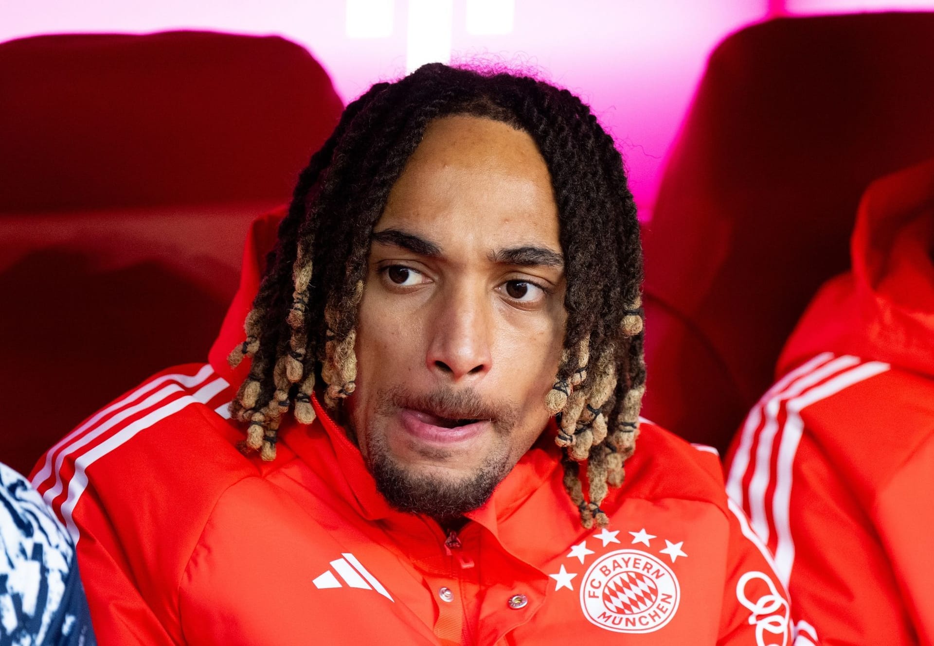 Bayerns Sacha Boey steht wohl auf der Verkaufsliste.
