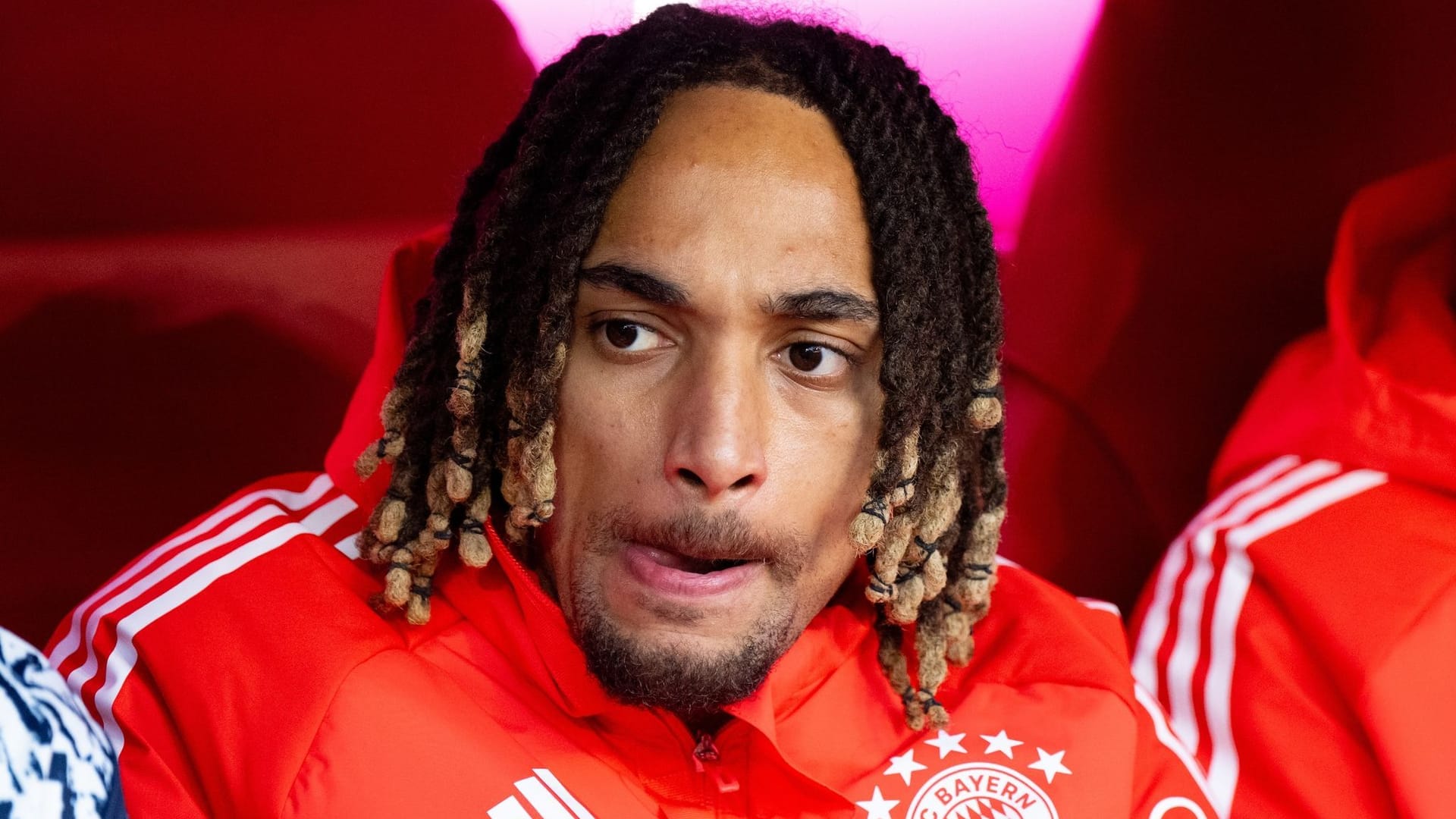 Bayerns Sacha Boey steht wohl auf der Verkaufsliste.