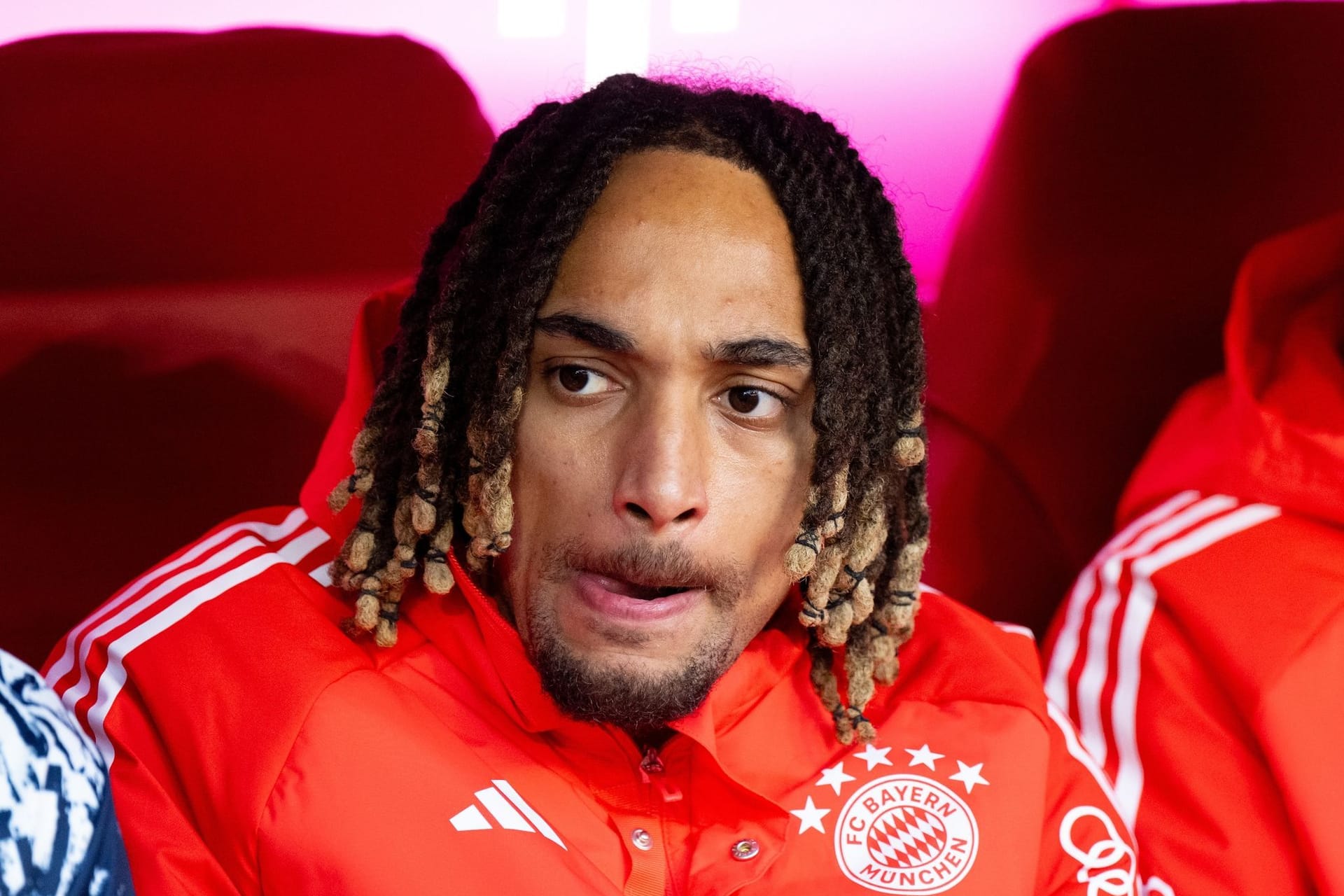 Bayerns Sacha Boey steht wohl auf der Verkaufsliste.