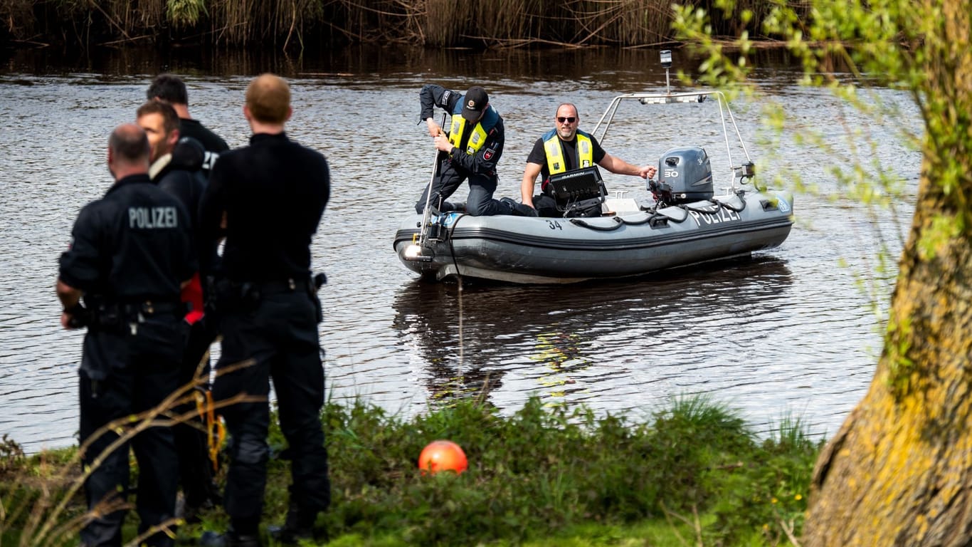 Ein Sonarboot der Polizei fährt während der Suche nach Arian am 29. April auf der Oste. Viele Spuren führten bislang an den Fluss; Arian habe Wasser geliebt, so seine Eltern.