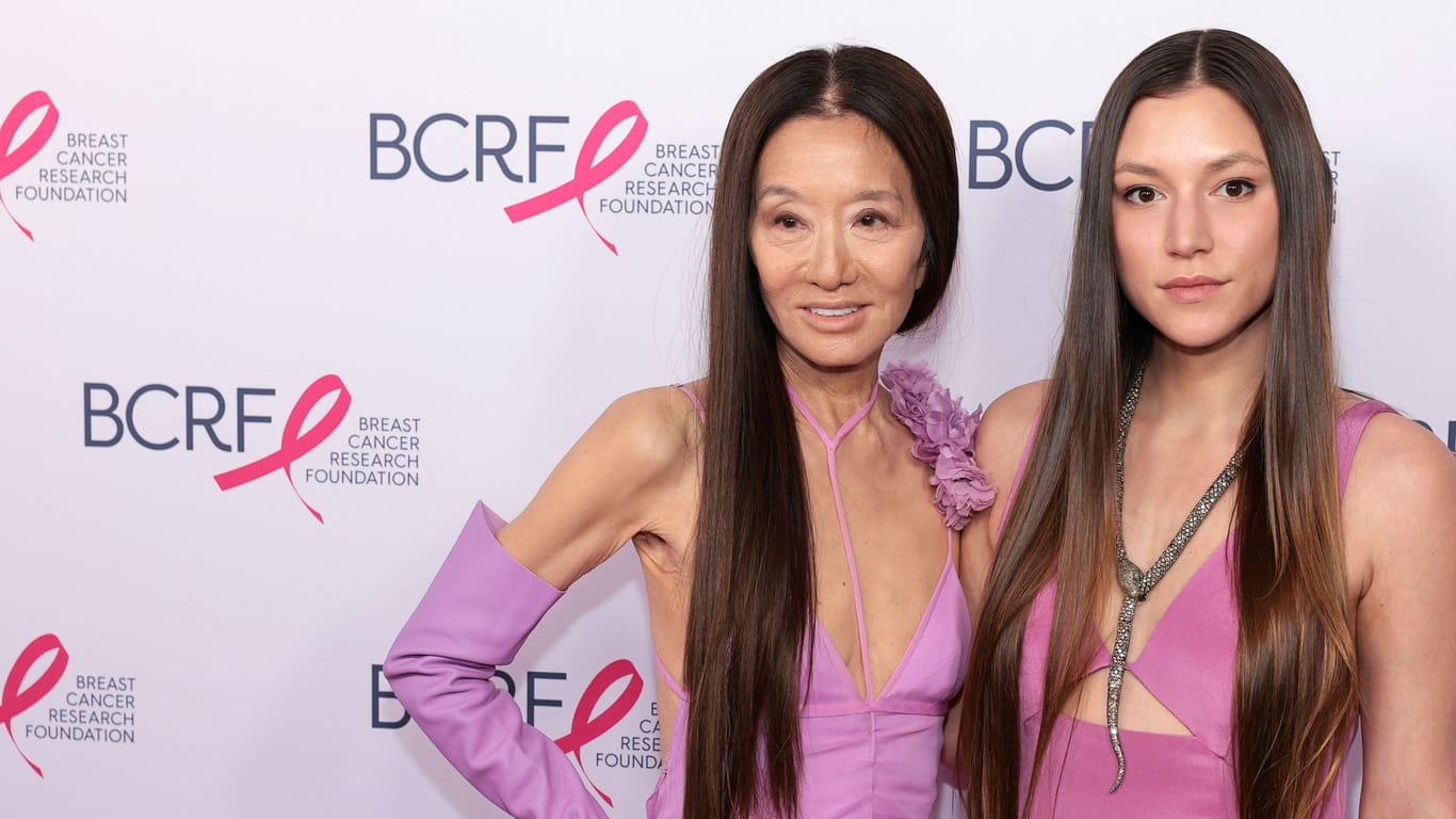 Vera Wang und ihre Adoptivtochter Josephine Becker posieren bei einer Charity-Veranstaltung in New York City.