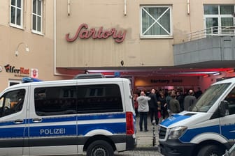 Die Sartory-Säle: Polizeipräsenz vor dem Weimar Konzert.
