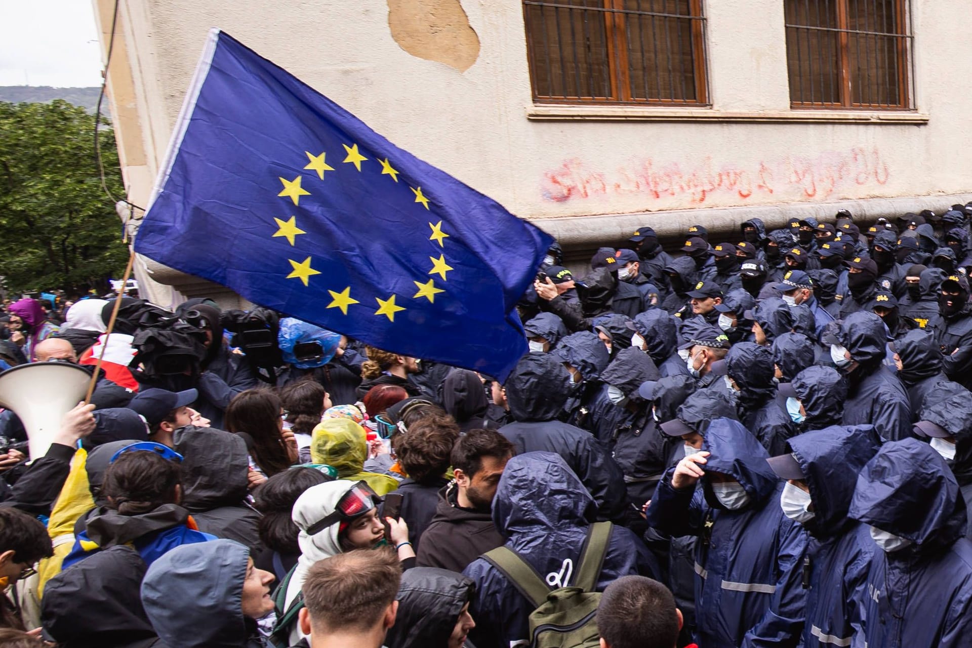 Zahlreiche Menschen waren in Georgien gegen das umstrittene Gesetz auf die Straße gegangen: Am Dienstag war es dennoch verabschiedet worden.