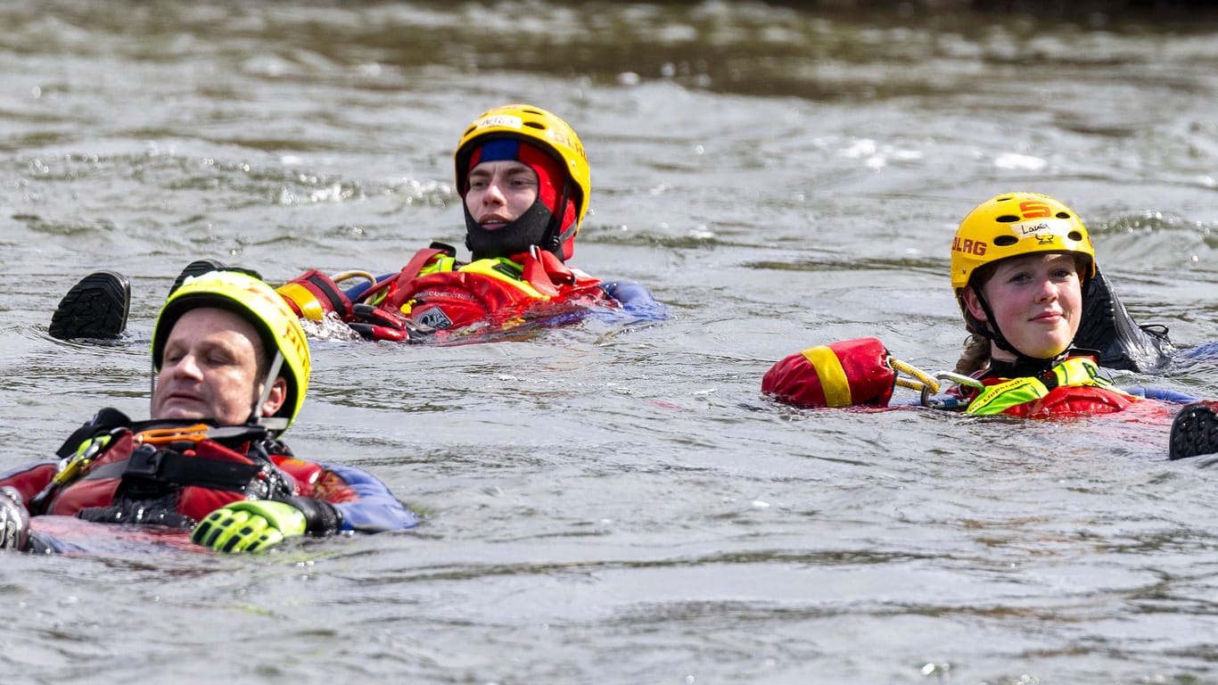 Angehende Rettungsschwimmer der DLRG bei einer Übung: In deutschen Gewässern sind im vergangenen Jahr mehr Menschen ertrunken als im Vorjahr.