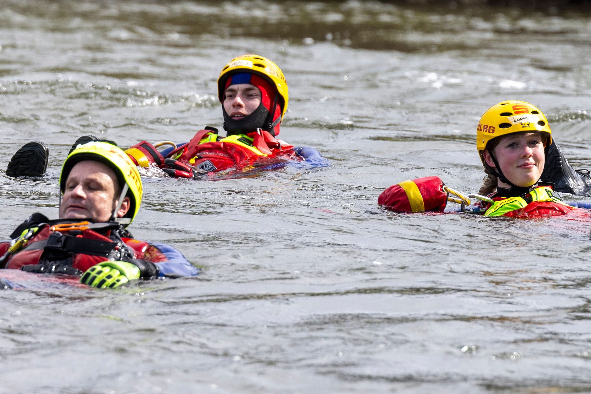 Angehende Rettungsschwimmer der DLRG bei einer Übung: In deutschen Gewässern sind im vergangenen Jahr mehr Menschen ertrunken als im Vorjahr.