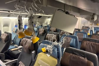 Schwere Turbulenzen: In einem Flugzeug der "Singapore Airlines" ist ein Brite gestorben.