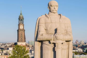 Vorne Bismarck, hinten Michel (Archivbild): Das umstrittene Denkmal sorgt in Hamburg seit Jahren für Ärger.