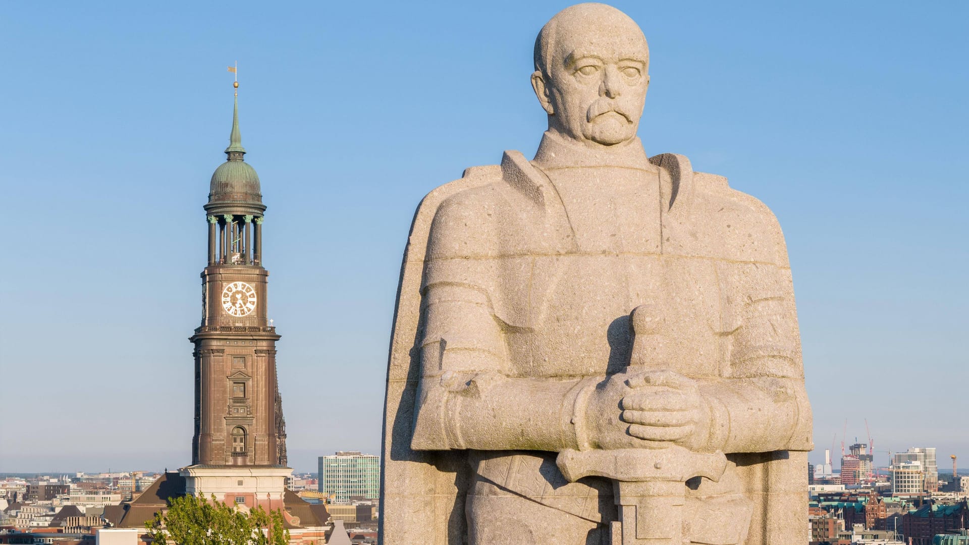 Vorne Bismarck, hinten Michel (Archivbild): Das umstrittene Denkmal sorgt in Hamburg seit Jahren für Ärger. Vorne Bismarck, hinten Michel (Archivbild): Das umstrittene Denkmal sorgt in Hamburg seit Jahren für Ärger.