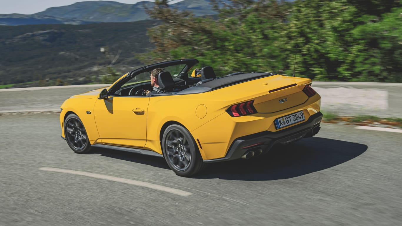 Offen cruisen: Gerade als Cabrio beweist der Ford, dass ein Mustang auch ein vollkommen entspannter Traber sein kann.