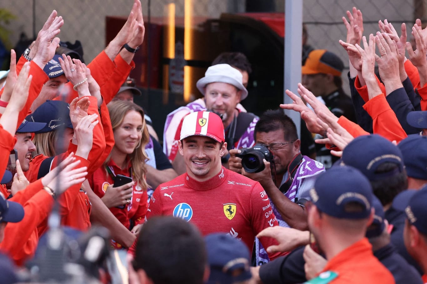 Umjubelter Sieger: Charles Leclerc wird nach seinem Erfolg beim Heimrennen in Monaco gefeiert.