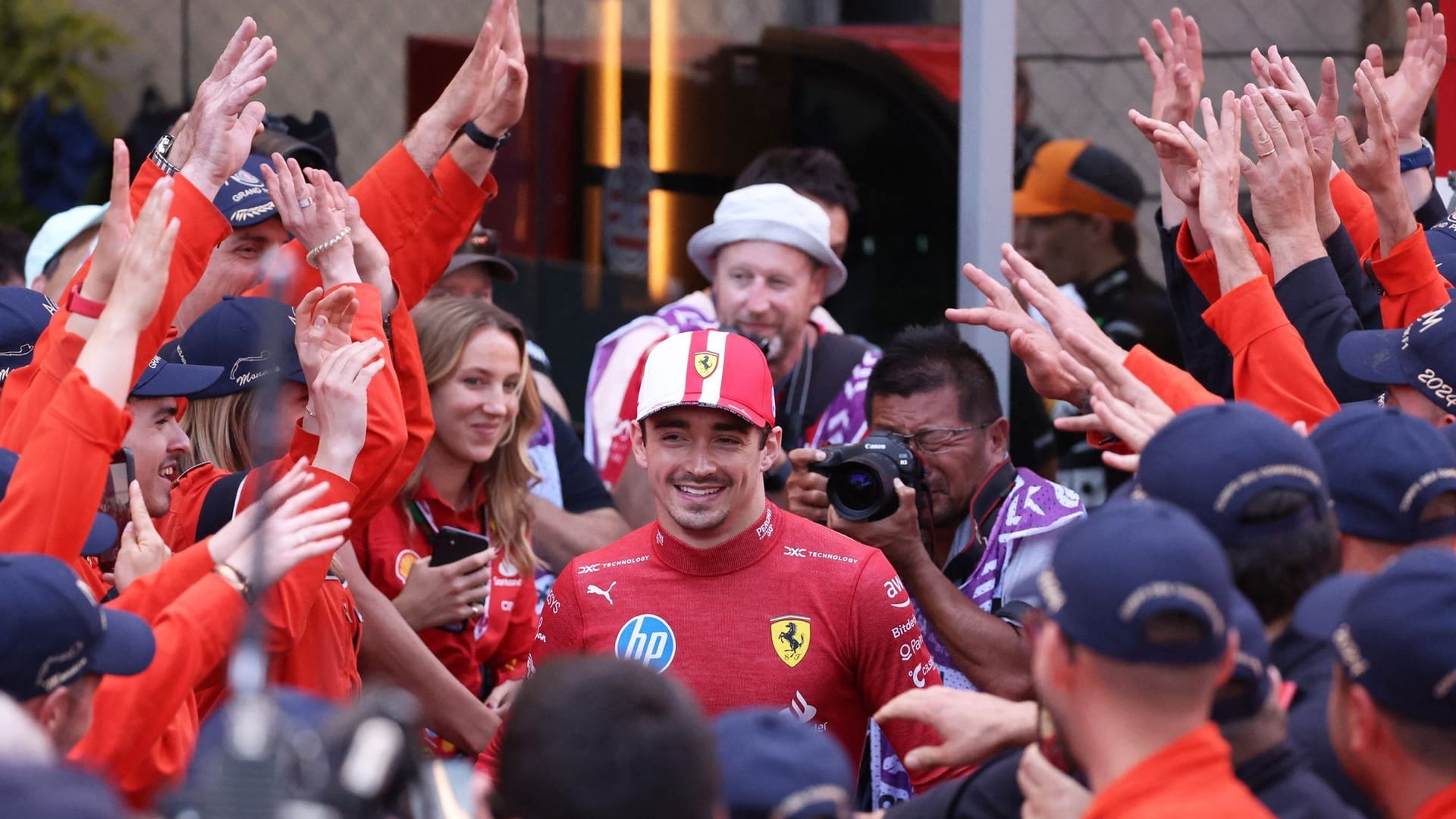 Umjubelter Sieger: Charles Leclerc wird nach seinem Erfolg beim Heimrennen in Monaco gefeiert.