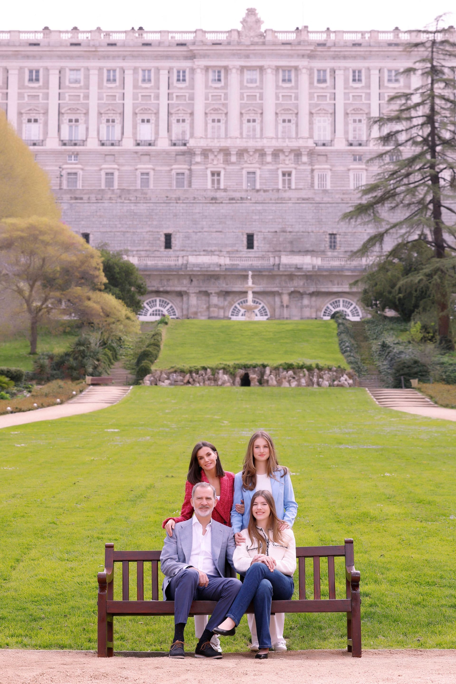 König Felipe VI. und Königin Letizia zeigen sich mit ihren Töchtern im Schlossgarten.