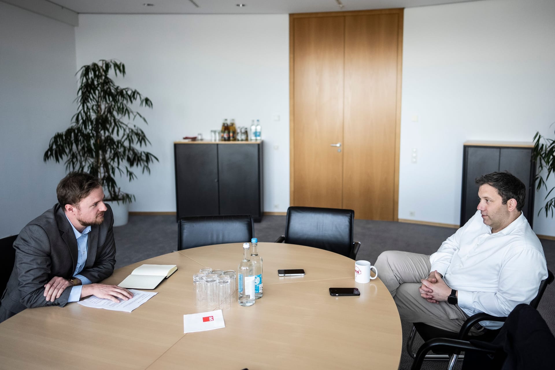 SPD-Chef Klingbeil (r.) mit t-online-Reporter Daniel Mützel beim Interview in der SPD-Parteizentrale.