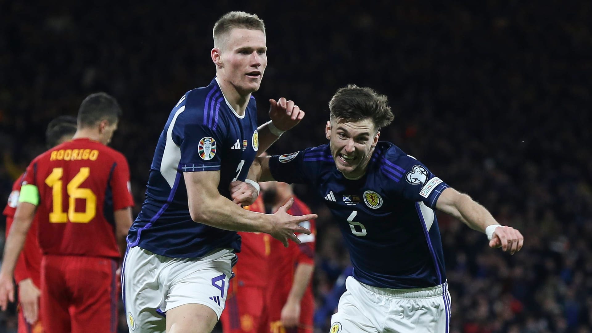 Jubel im Hampden Park: Scott McTominay (l.) feiert im März 2023 sein zweites Tor gegen Spanien gemeinsam Kieran Tierney.