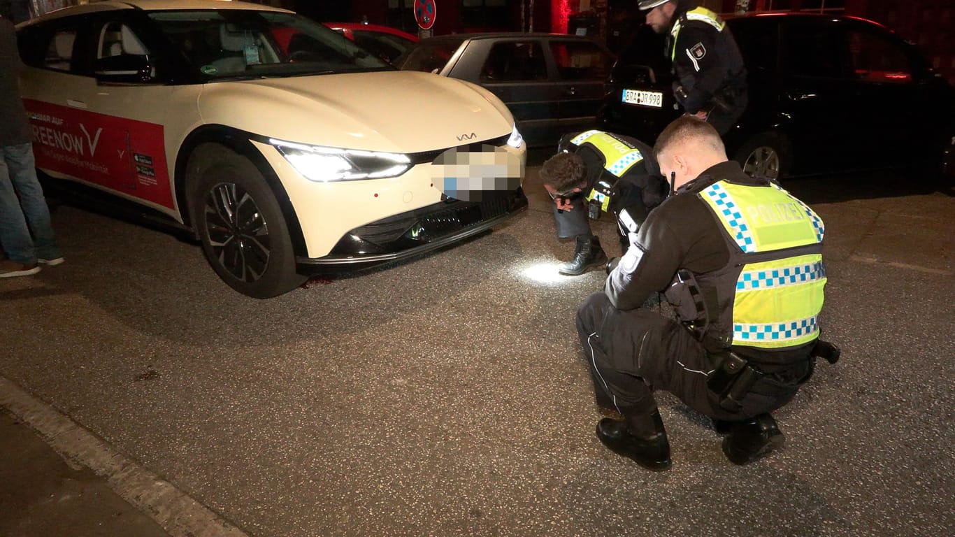 Polizisten untersuchen das Unfallauto in der Nacht zu Mittwoch.