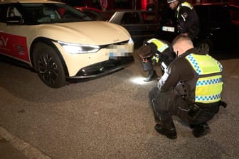 Polizisten untersuchen das Unfallauto in der Nacht zu Mittwoch.