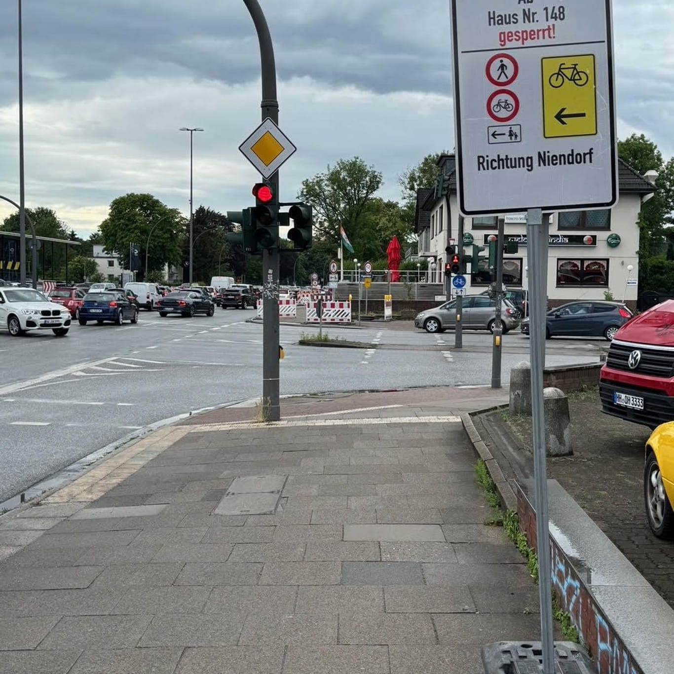 Das Bild, aufgenommen von einem Mitarbeiter von Stromnetz Hamburg, zeigt, wie die Umleitung eigentlich gedacht ist. Doch offenbar nutzen vor allem viele Fußgänger einen Trampelpfad durch die Baustelle.