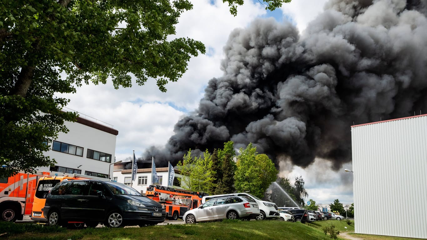 Dunkler Rauch steigt aus der Fabrik in Lichterfelde auf: Der Einsatz der Feuerwehr dauerte am Samstag weiter an.