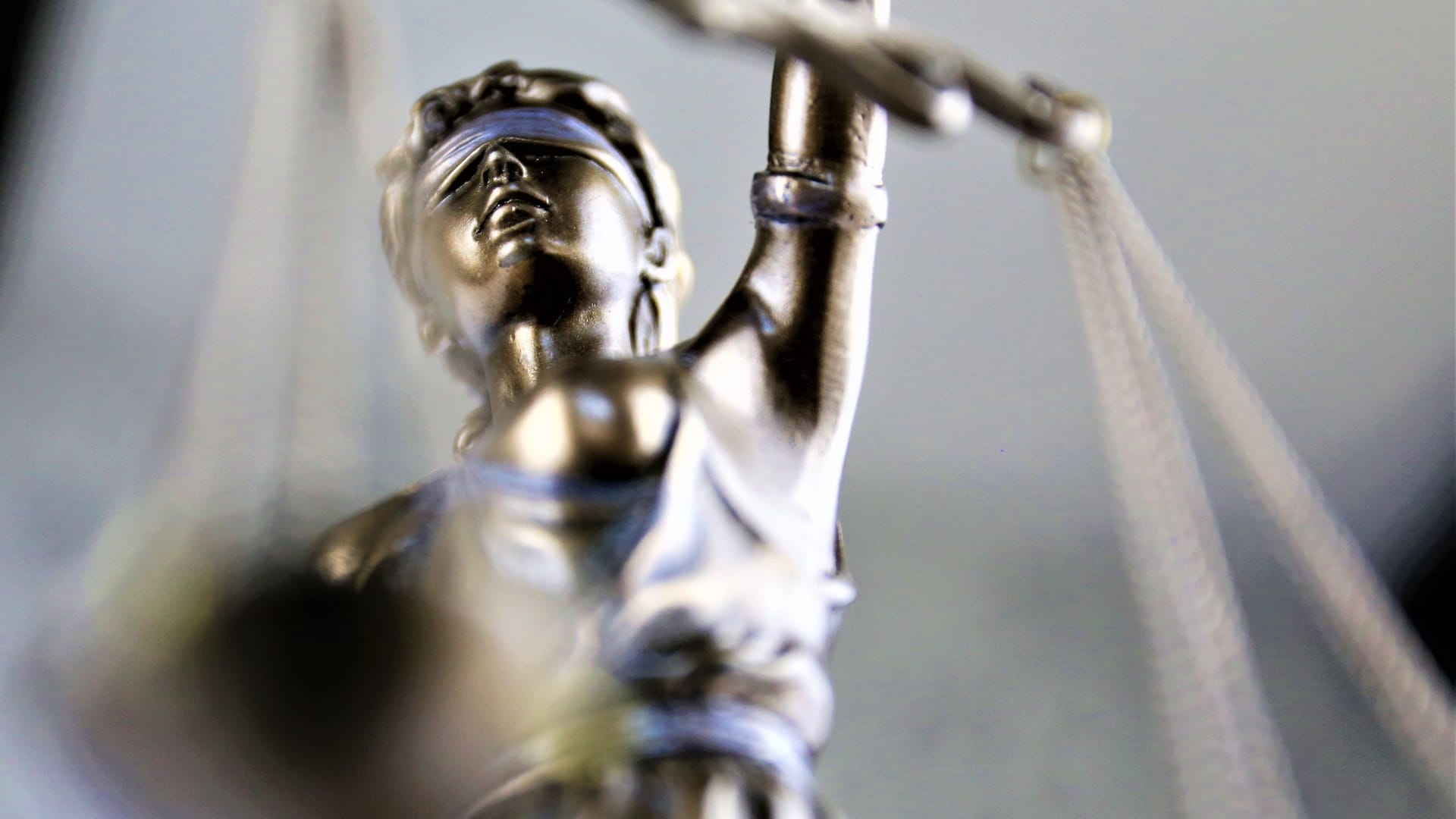 Eine Statue der Justitia hält eine Waage in der Hand (Symbolbild): Einem Mann wird vor Gericht die Vergewaltigung eines Kindes vorgeworfen.