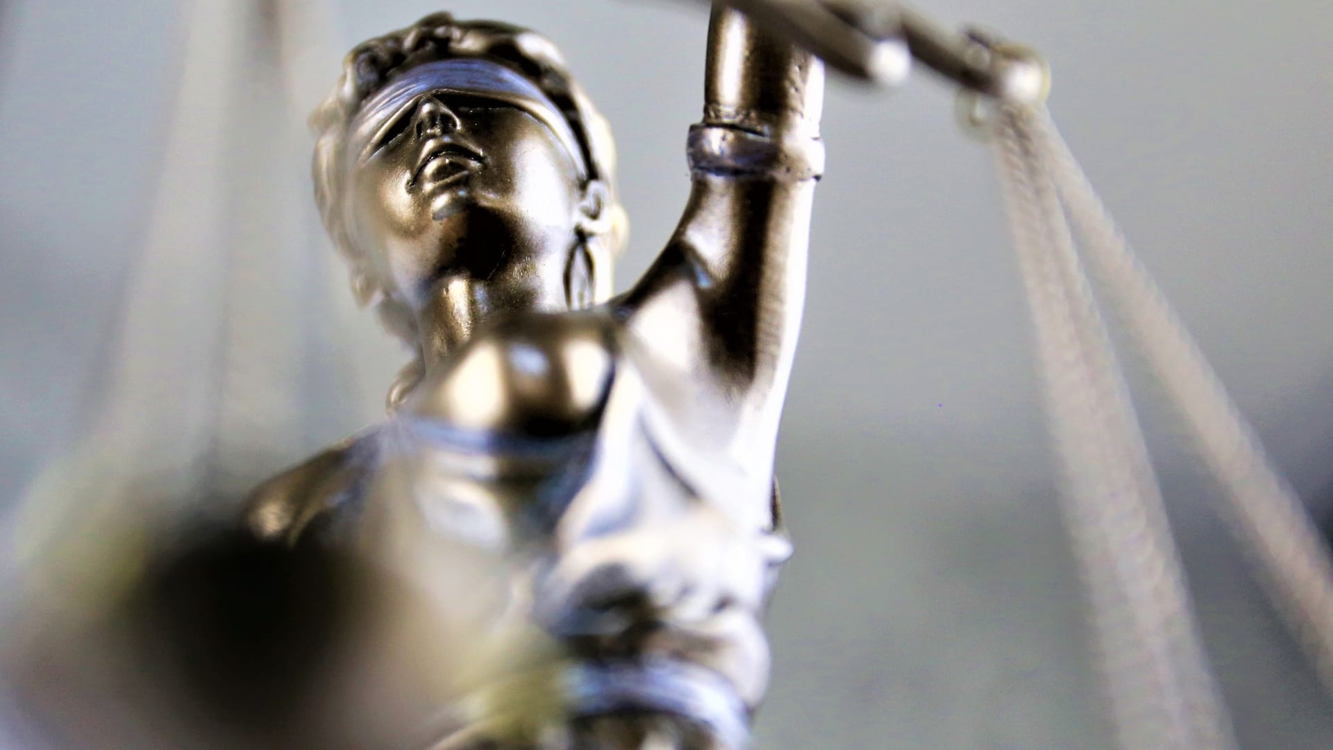 Eine Statue der Justitia hält eine Waage in der Hand (Symbolbild): Einem Mann wird vor Gericht die Vergewaltigung eines Kindes vorgeworfen.