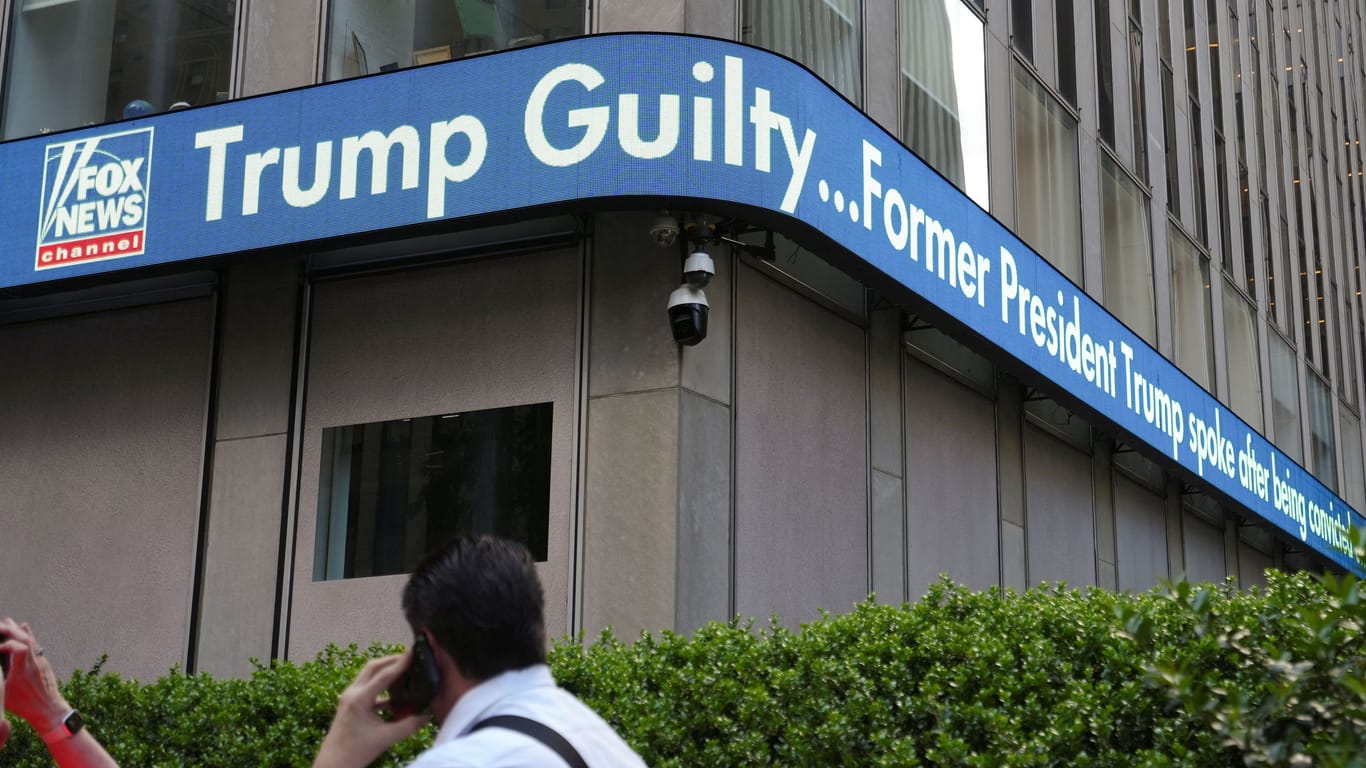 Eilmeldung an der Fox News Zentrale in New York: Der ehemalige Präsident Trump ist schuldig.