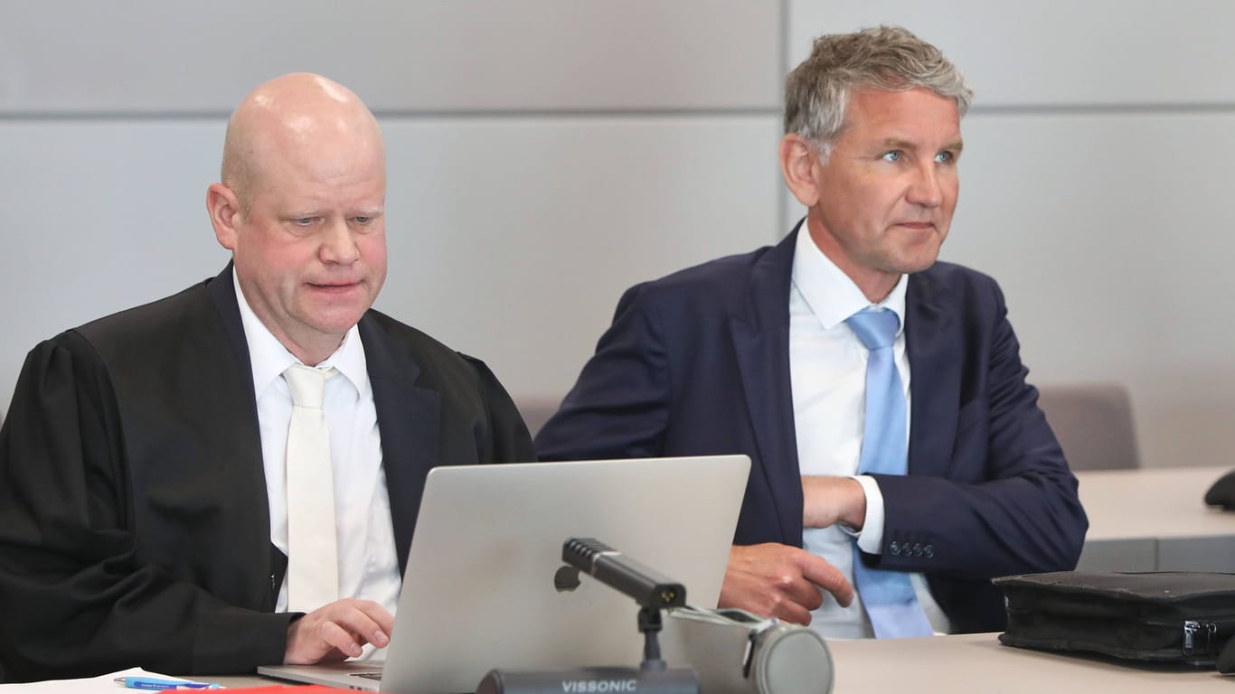Björn Höcke (rechts) neben einem seiner Anwälte während der Verhandlung gegen ihn.