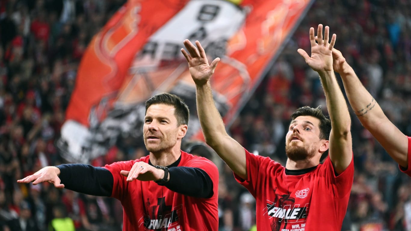 Weiter unbesiegt: Leverkusens Mannschaft jubelt nach dem Spiel mit den Fans über das Erreichen des Europa-League-Finales.