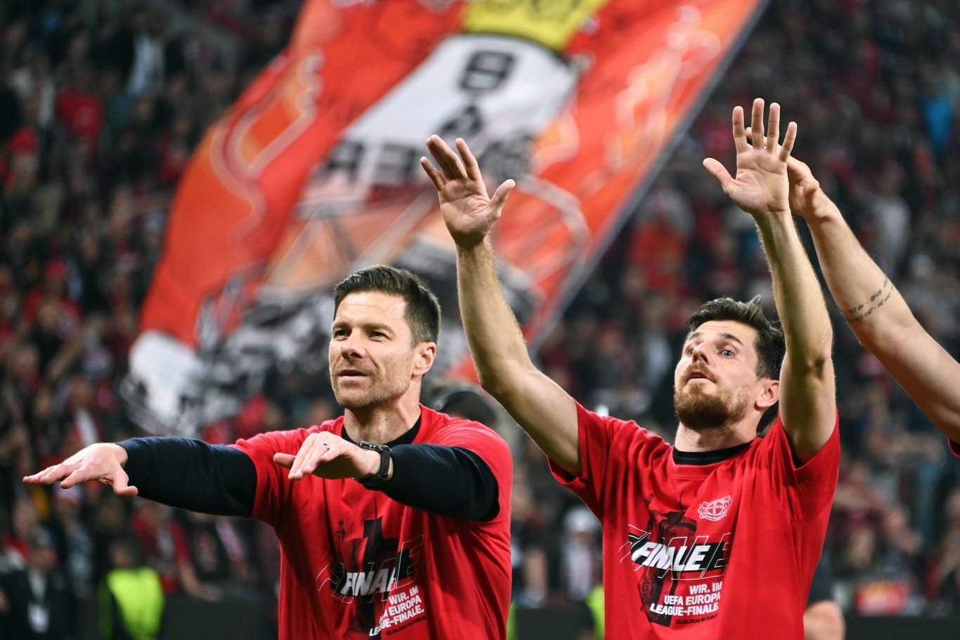 Weiter unbesiegt: Leverkusens Mannschaft jubelt nach dem Spiel mit den Fans über das Erreichen des Europa-League-Finales.