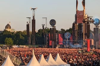 Rammstein live in Dresden: Das Konzertgelände ist sehr gut gefüllt.