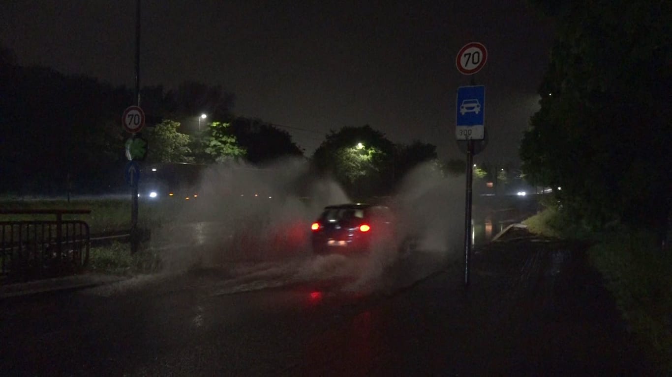 Fahrt durchs Wasser: Auf Dortmund prasselte am späten Abend der Starkregen ein.