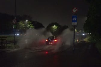 Fahrt durchs Wasser: Auf Dortmund prasselte am späten Abend der Starkregen ein.