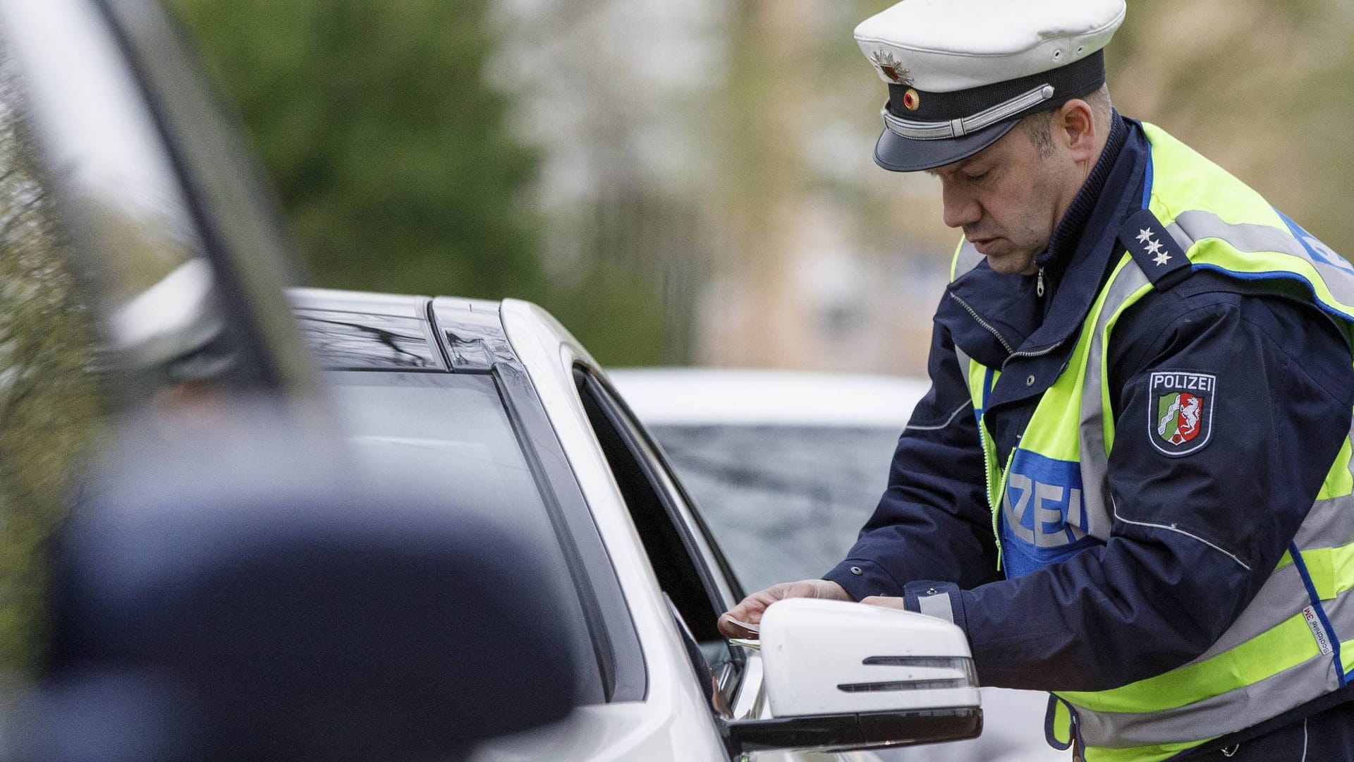 Polizeikontrolle: Dürfen Autofahrer jetzt lügen – und müssen sie alles mitmachen, was der Beamte verlangt?