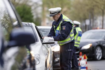 Polizeikontrolle: Dürfen Autofahrer jetzt lügen – und müssen sie alles mitmachen, was der Beamte verlangt?