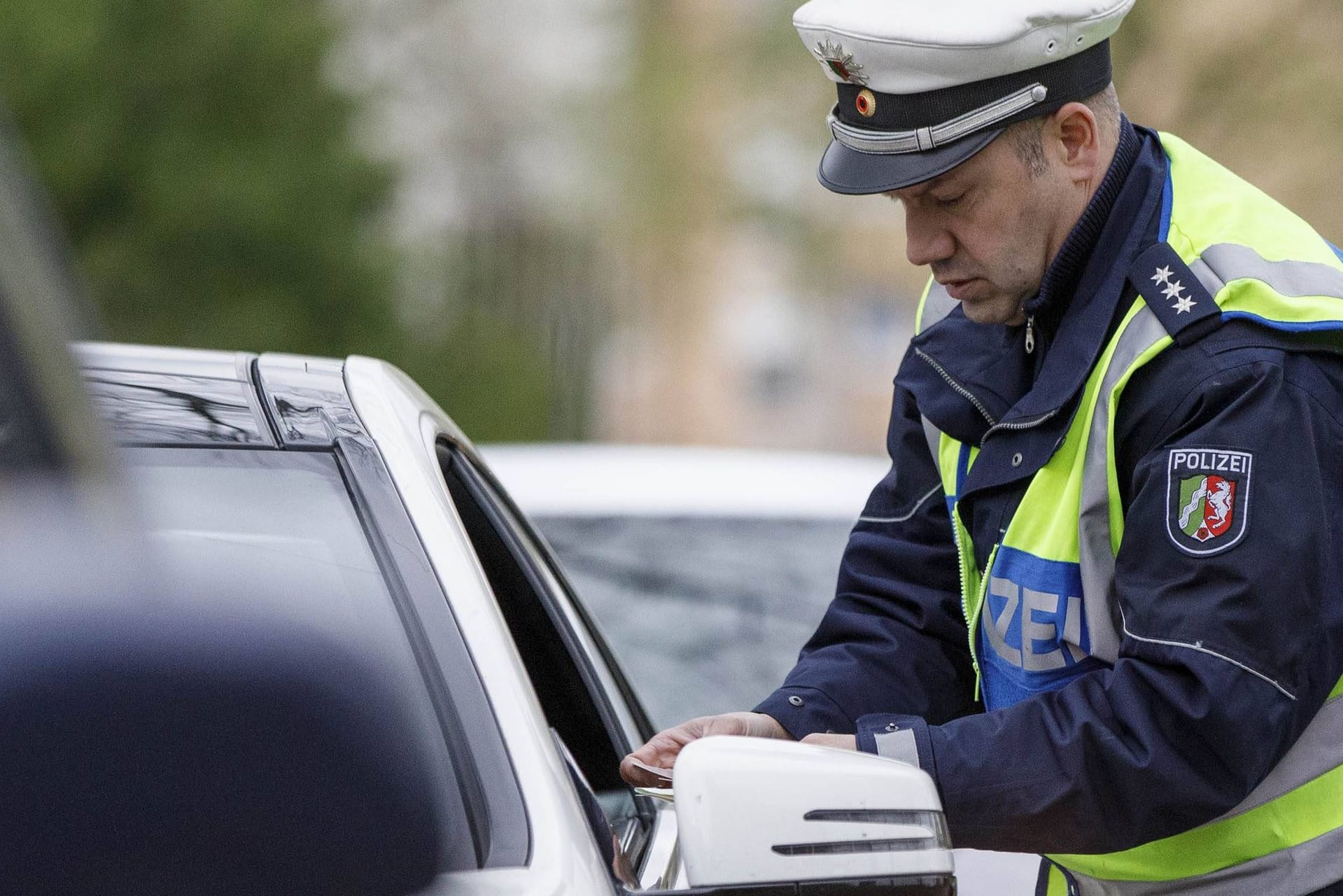 Polizeikontrolle: Dürfen Autofahrer jetzt lügen – und müssen sie alles mitmachen, was der Beamte verlangt?