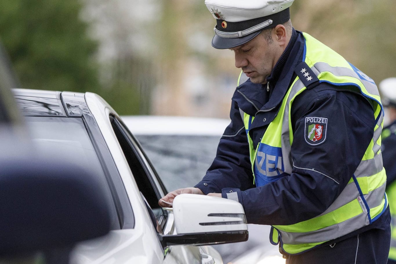 Polizeikontrolle: Dürfen Autofahrer jetzt lügen – und müssen sie alles mitmachen, was der Beamte verlangt?