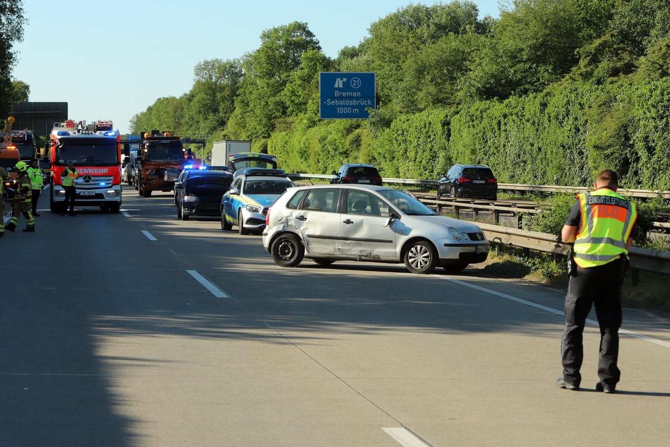 Mehrere Fahrzeuge krachten am Dienstagmorgen ineinander. A27 zwischen Sebaldsbrück und Vahr ist zurzeit in Richtung Norden voll gesperrt.