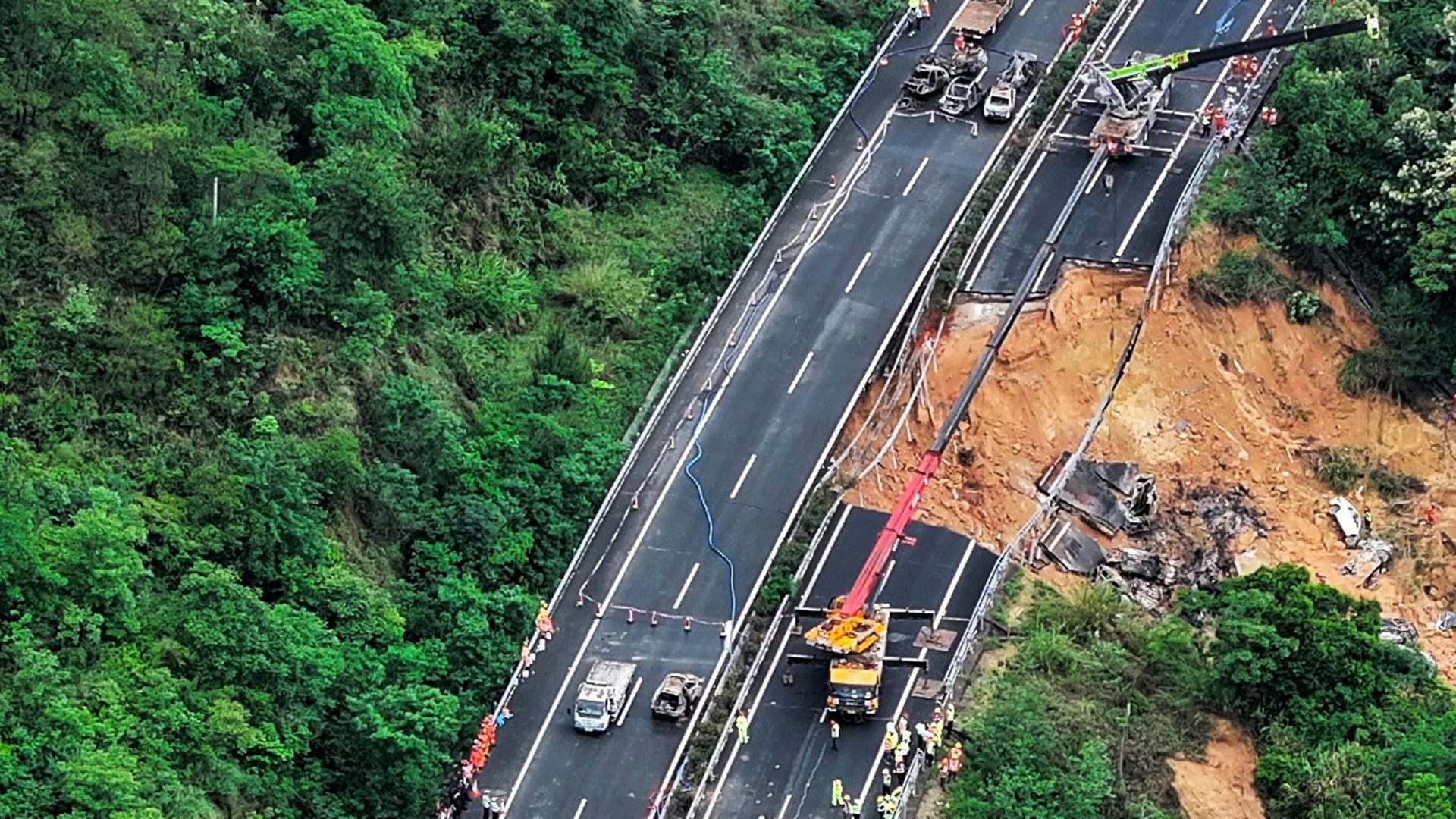 China, Meizhou: Auf diesem von der Nachrichtenagentur Xinhua veröffentlichten Foto ist zu sehen, wie Rettungskräfte in Meizhou in der südchinesischen Provinz Guangdong an der Stelle arbeiten, an der ein Straßenabschnitt der Schnellstraße Meizhou-Dabu eingestürzt ist.