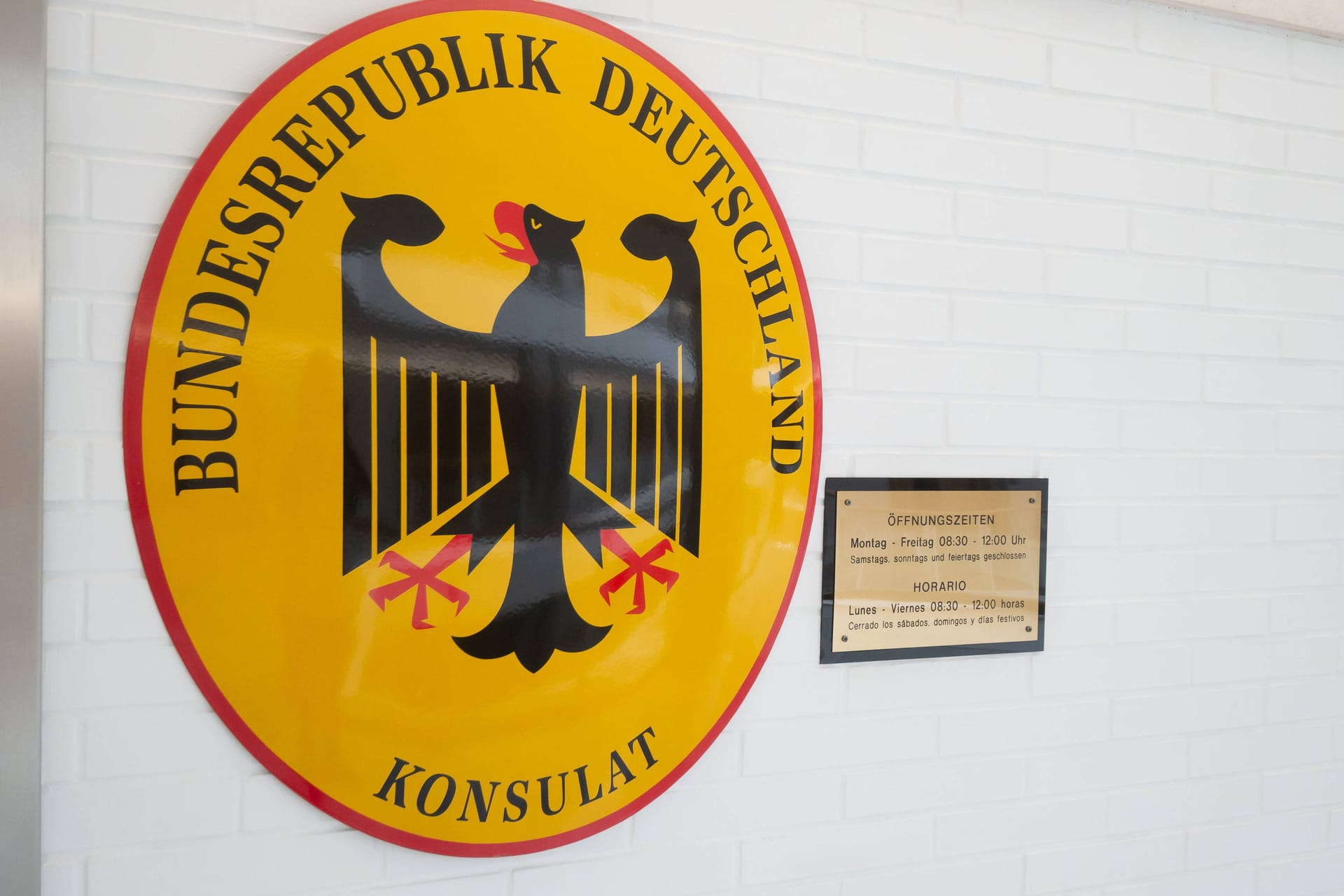 Schild des deutschen Konsulats in Malaga: Gilt das Grundgesetz auch im Ausland?